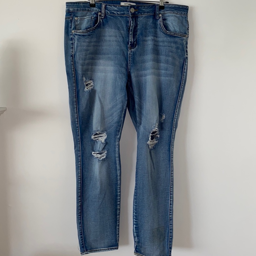 Refuge Distressed Jeans✨